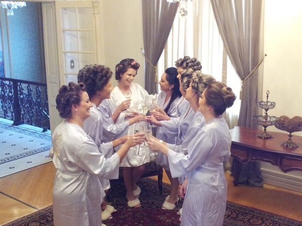 Noiva e Madrinhas prontas by Fernanda Dresch  fazendo o brinde com Champagne antes da cerimônia